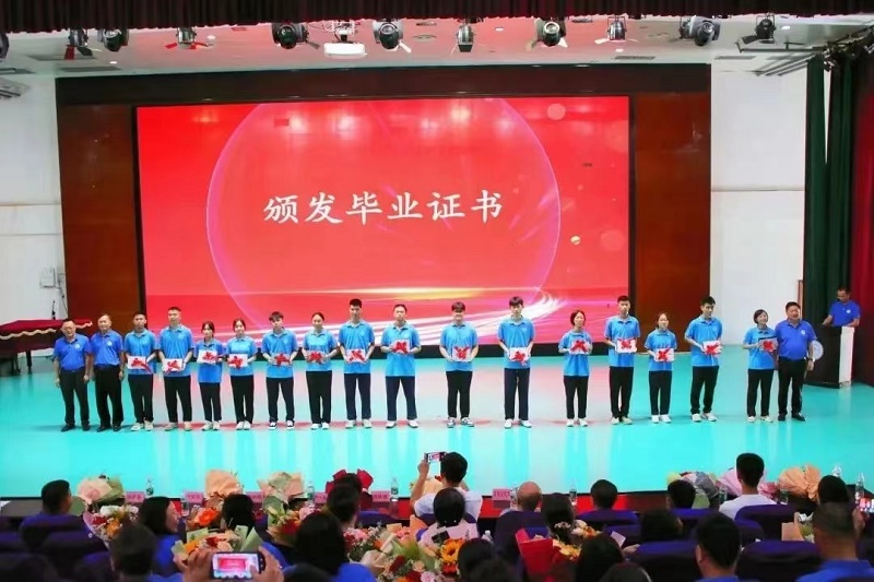 颁发毕业证.jpg 颁发毕业证.jpg