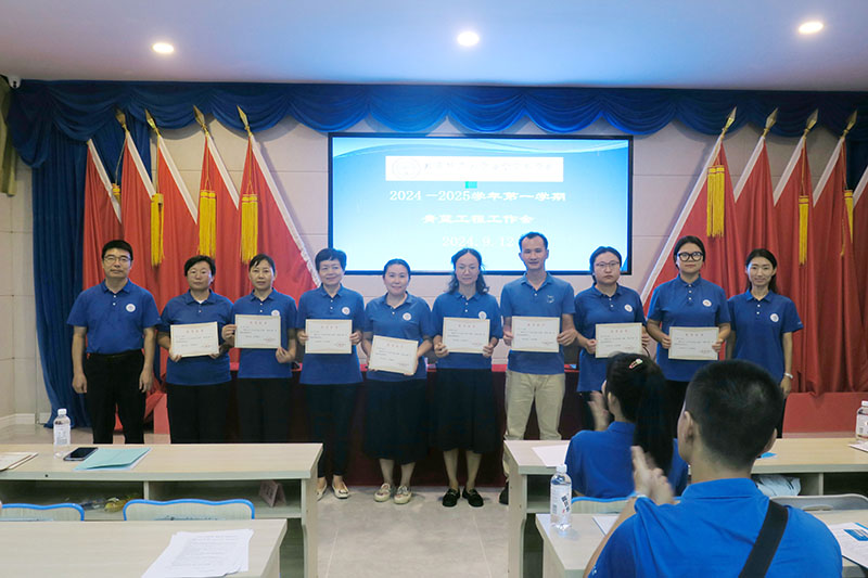 颁发优秀师傅.jpg 颁发优秀师傅.jpg