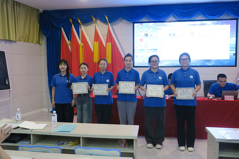 颁发聘书.jpg 颁发聘书.jpg