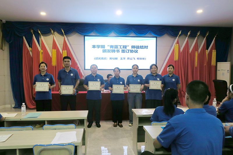 颁发聘书2.jpg 颁发聘书2.jpg