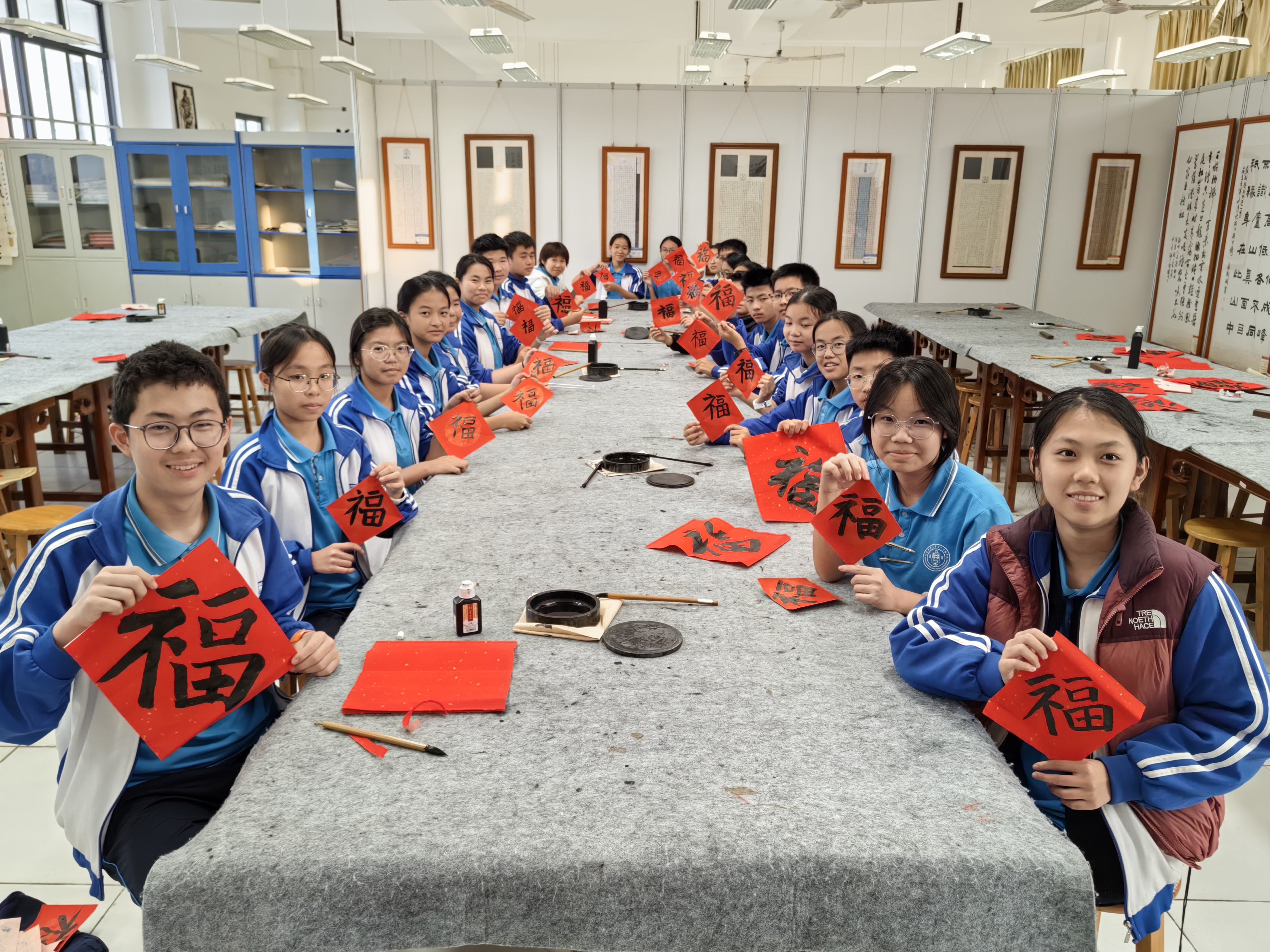 书法兴趣社团学生图片2.jpg