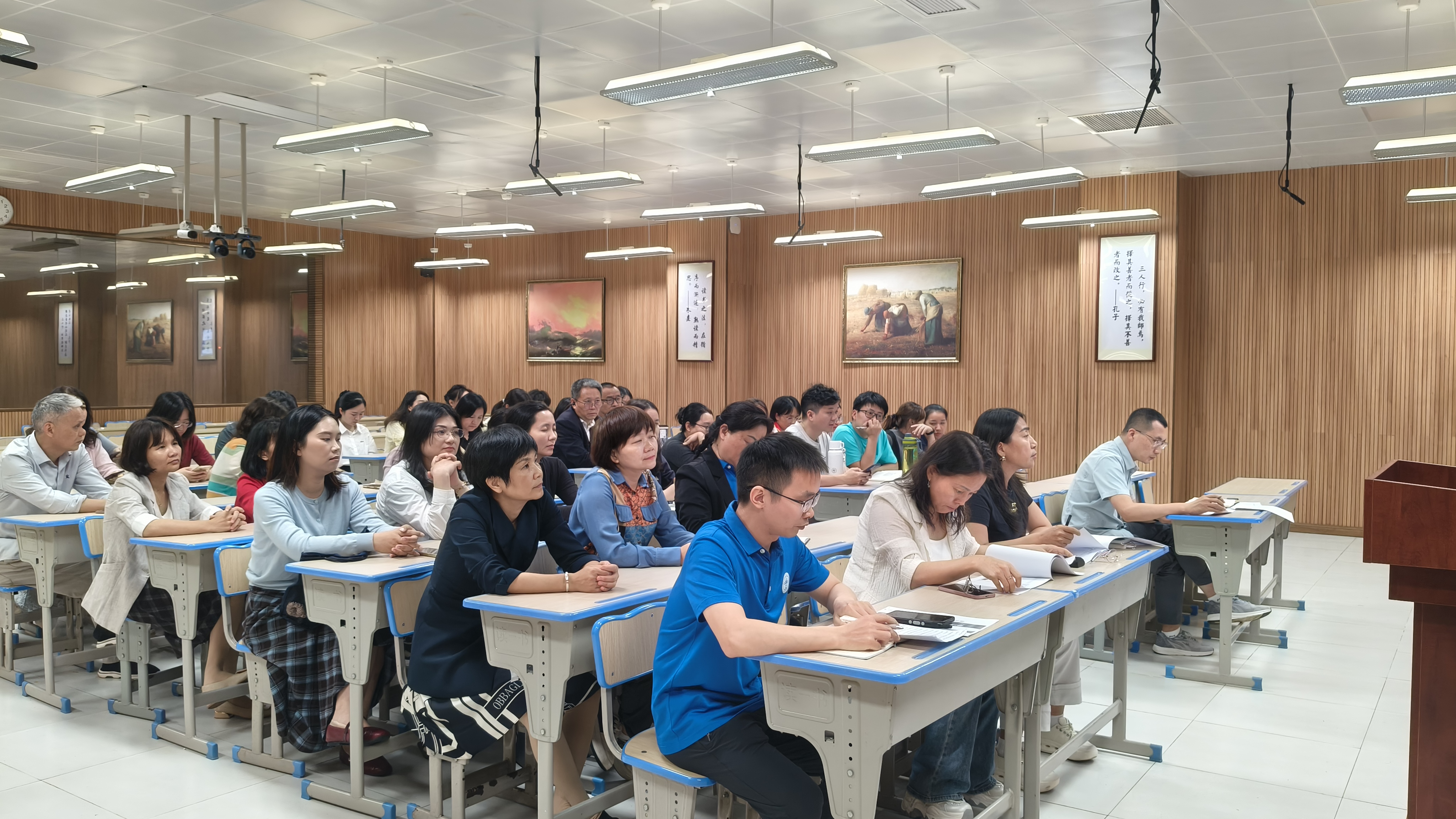 八年级全体老师认真听会.jpg