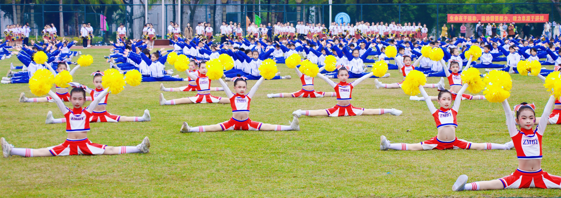 小学生“一字马”柔韧操