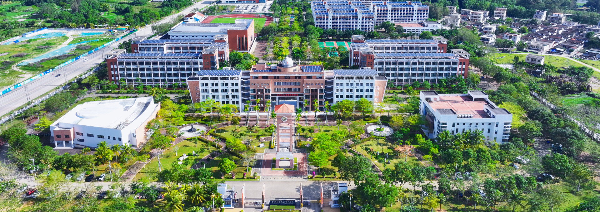 大气美丽的校园全景